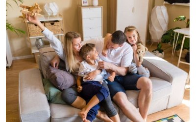 Amenajarea livingului mic: trucuri şi idei pentru a obţine un spaţiu elegant, primitor şi armonios